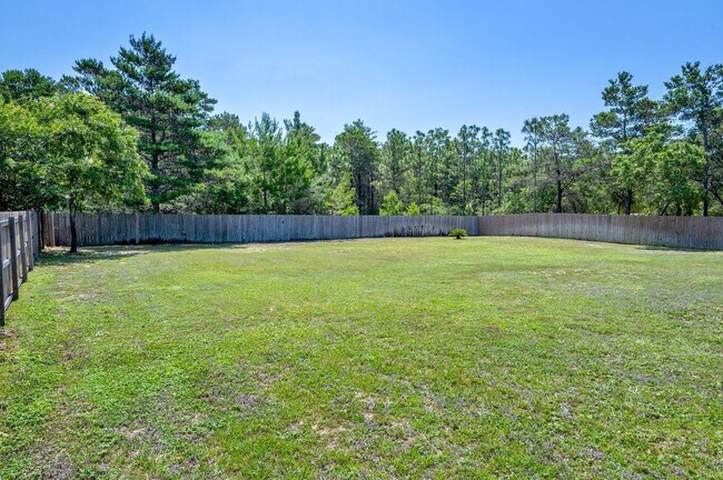 Building Photo - Spacious Home in Navarre!