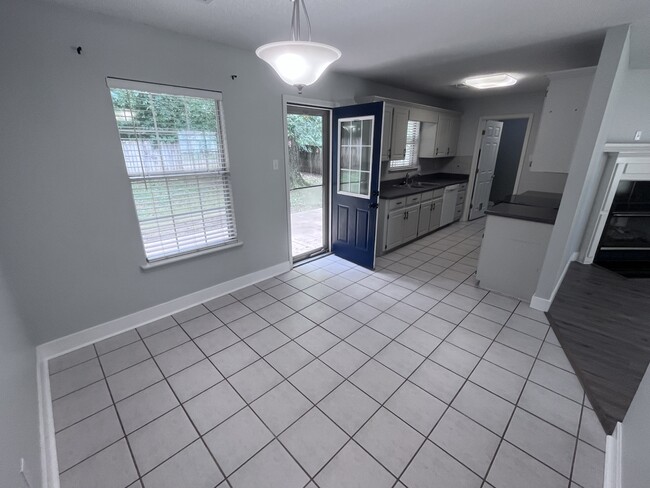 Building Photo - 33 Shaded Oaks Dr