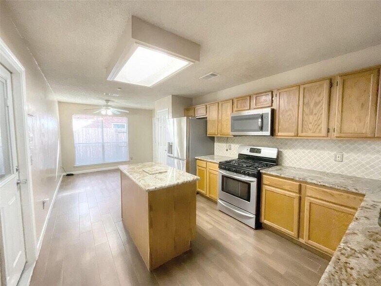 Building Photo - 18083 Holly Forest Dr