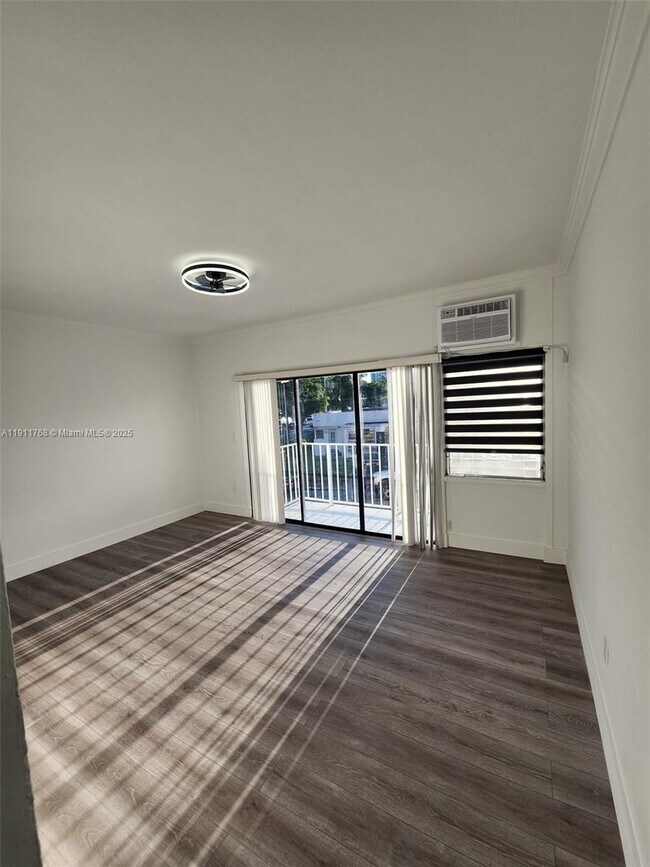 Building Photo - 2101 Normandy Dr