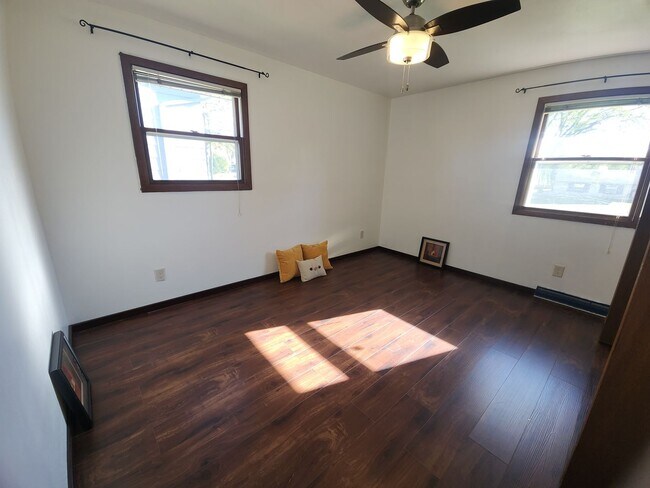 Building Photo - Family-Friendly 3BR Ranch with Home Office...