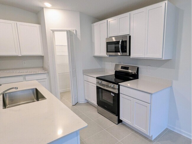 Building Photo - 2406 McKinley Dr