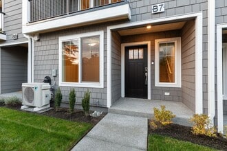 Building Photo - Modern 3 Bedroom Townhome with Designer Finishes in Lynnwood