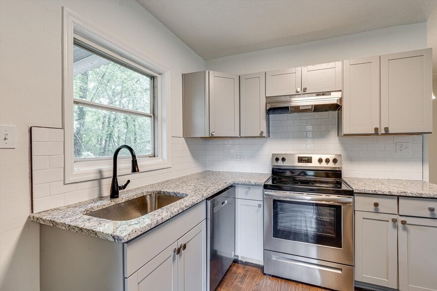 Building Photo - 5004 Club Dr