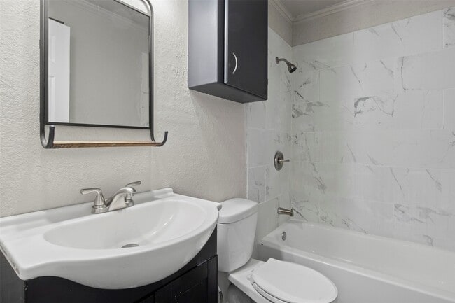 Building Photo - 320 NE 31st St