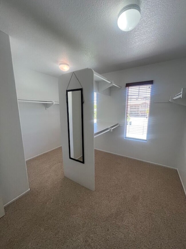 Building Photo - Beautifully Updated 5-Bedroom Home with Ci...