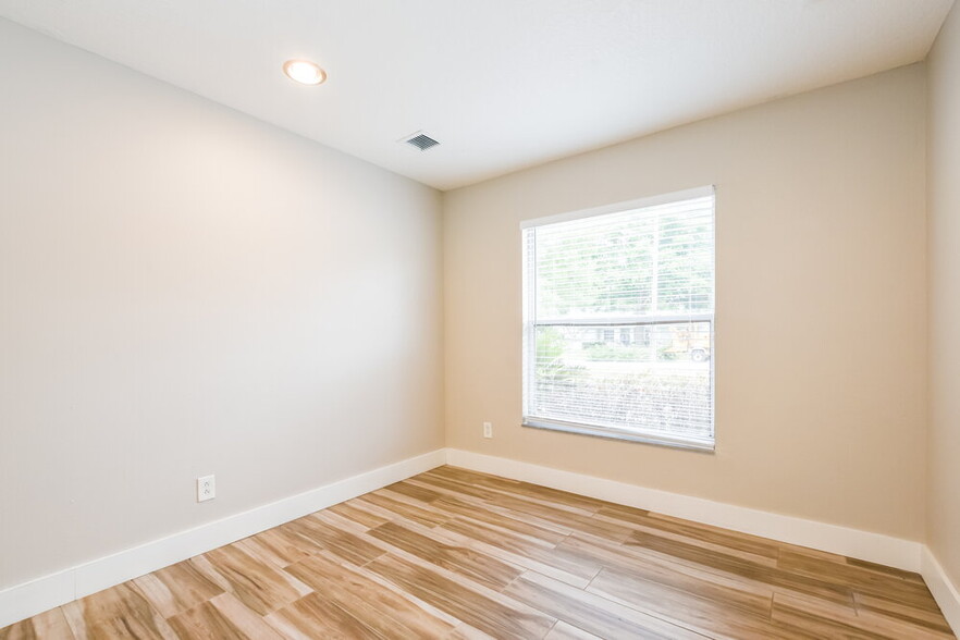 Building Photo - 12123 Woodglen Cir
