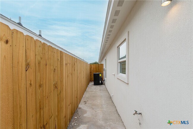 Building Photo - 1707 Angelina Dr