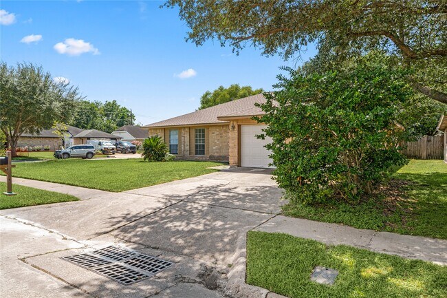Building Photo - 2603 Hollymist Dr