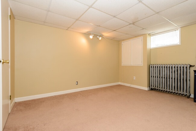 Building Photo - 35 Birch St