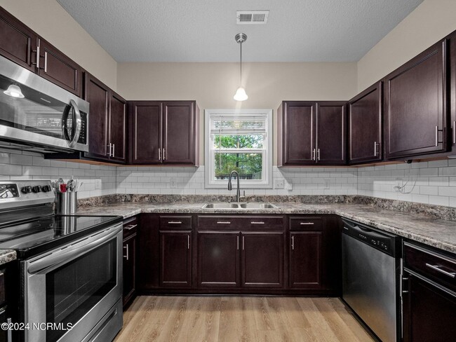 Building Photo - Holly Ridge Townhome Available!