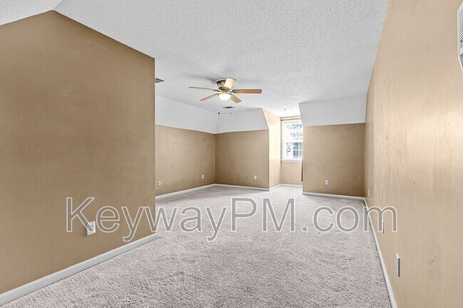 Building Photo - 15 Mulberry Ln