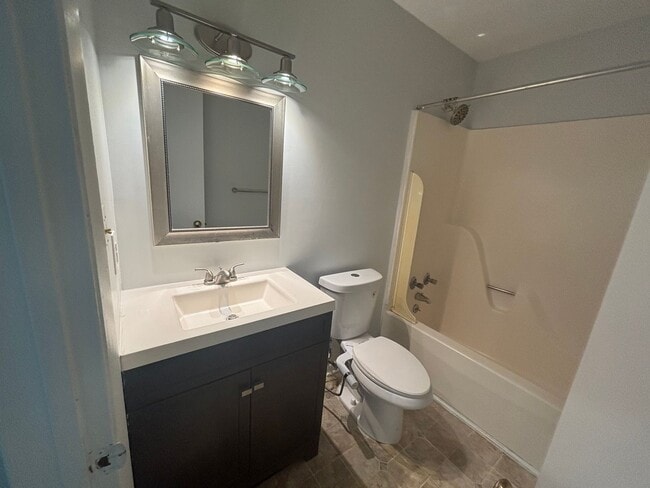 Building Photo - Charming 3 Bedroom 1.5 Bathroom Newport Ne...