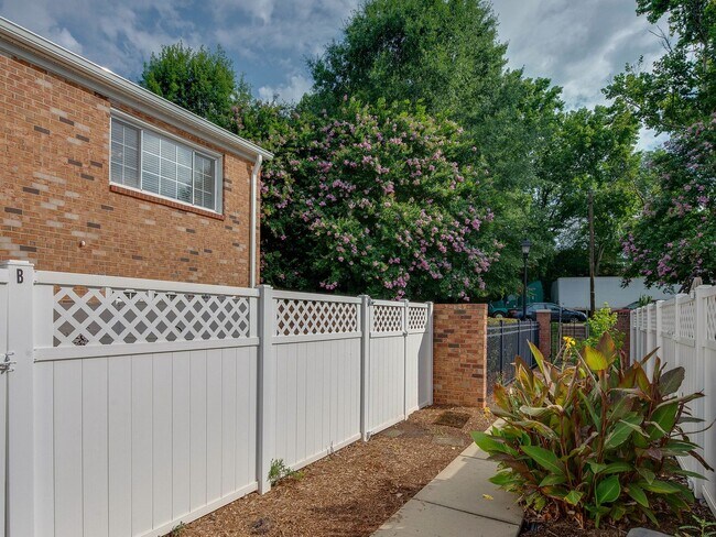 Building Photo - Stunning and completely updated townhome s...