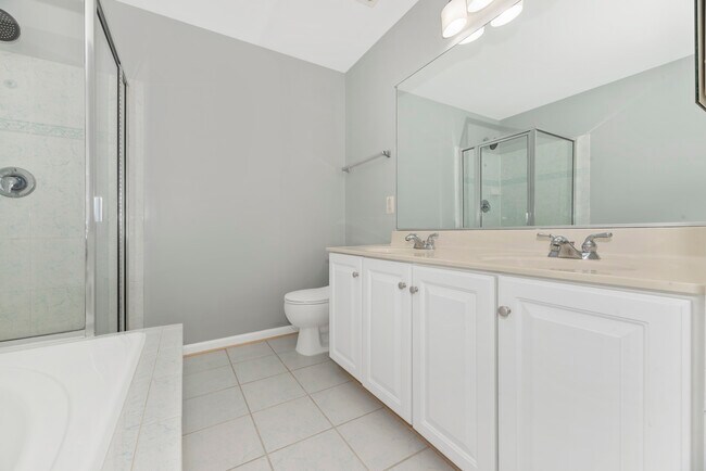 Building Photo - 618 Cawley Dr