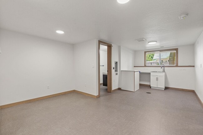 Building Photo - Beautiful home down town CDA