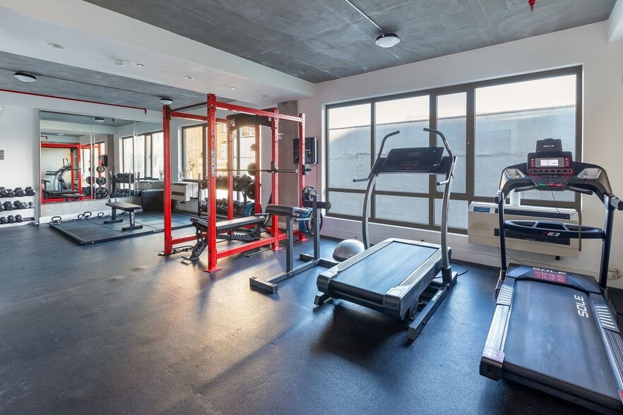 Building Photo - 225 E 138th St