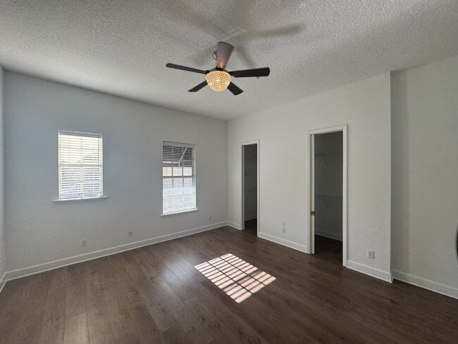 Building Photo - "Spacious 3-Bed Townhouse Retreat in Tampa...