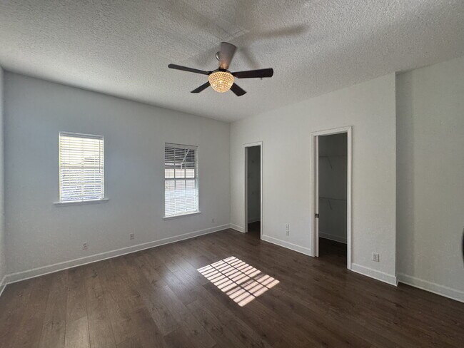 Building Photo - "Spacious 3-Bed Townhouse Retreat in Tampa's Heart - Modern Comforts Await!"