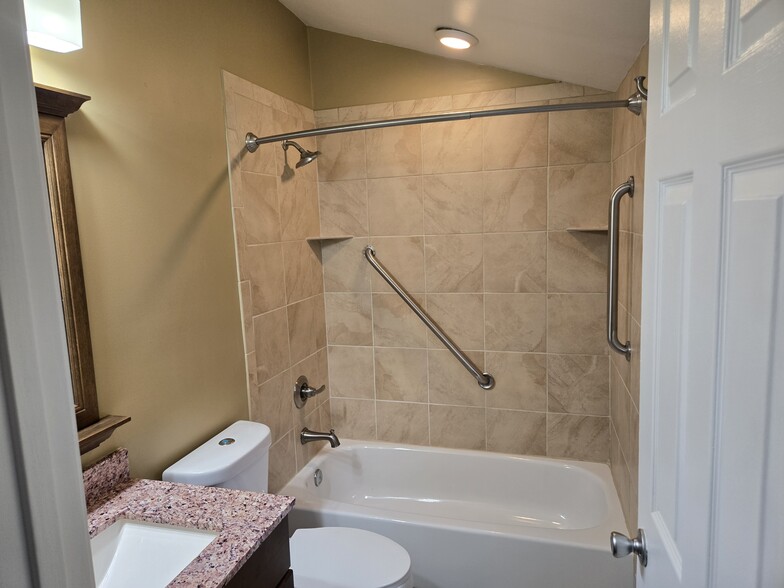 Building Photo - 33 N Ann St