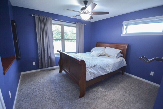 Building Photo - Spacious and Stunning 5 Bed 4 Bath For Ren...