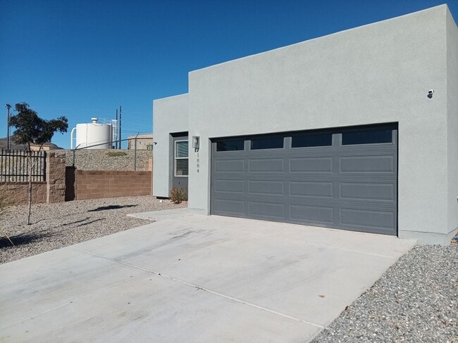 Building Photo - Newly-renovated 3 bedroom, 2 bathroom in Los Lunas! All new appliances! HUGE yard! Showings avail...