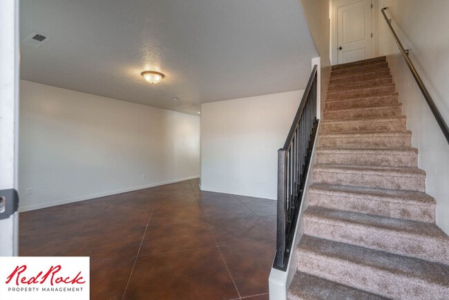 Building Photo - DOG-FRIENDLY 3 Bedroom Townhome with INTER...