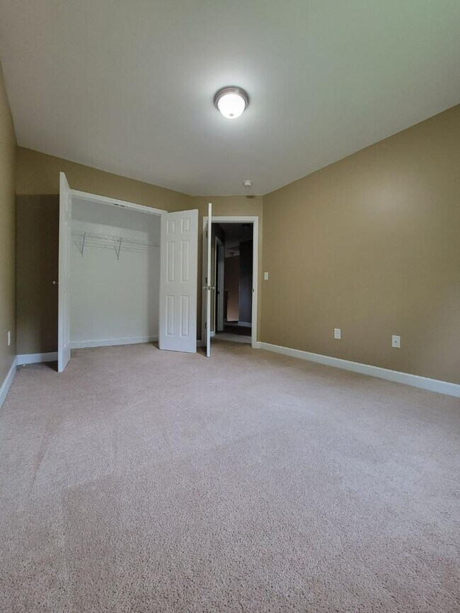 Building Photo - 320 Zach Dr