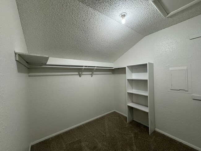 Building Photo - 1825 Sq Ft- 3 Bed/2Bath Duplex- All Appliances Included