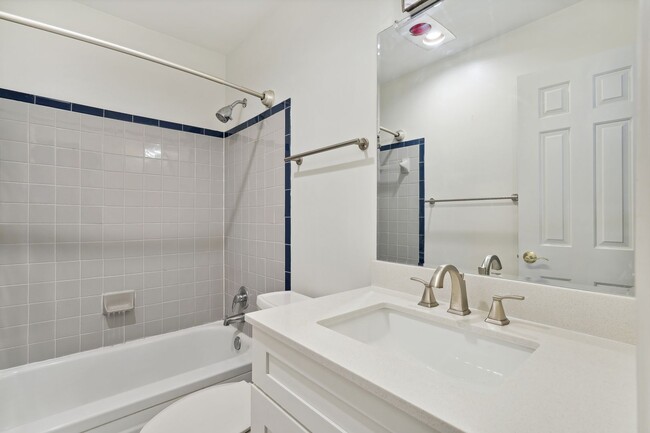 Building Photo - Available Now! Updated //3 Bedroom 2.5 Bat...