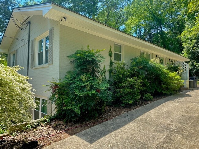 Building Photo - AVAILABLE NOW- SUBLEASE Short distance to Downtown Auburn--One of Kind Home on Sherwood Dr in Auburn