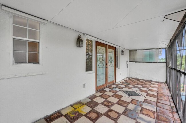 Building Photo - 3 BR / 3 BA + Patio + Parking AVAIL 8/1