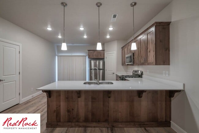 Building Photo - Newer Townhome in Hurricane Heights
