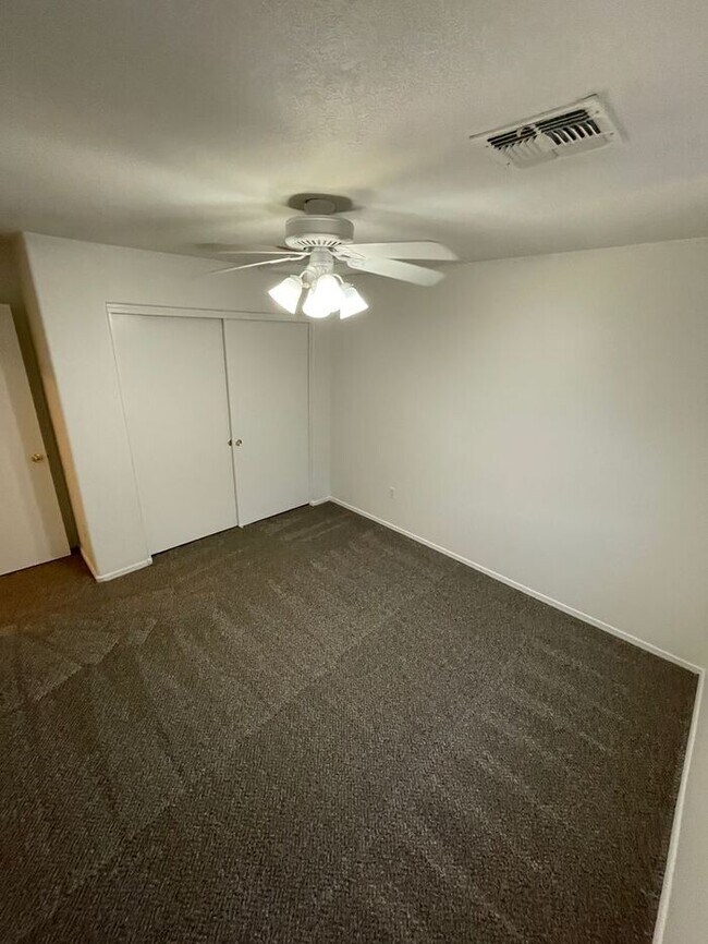 Building Photo - READY TO TOUR! Spacious 4 Bed 2 Bath Home in Phoenix