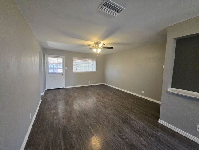 Building Photo - Spacious in Carrollton