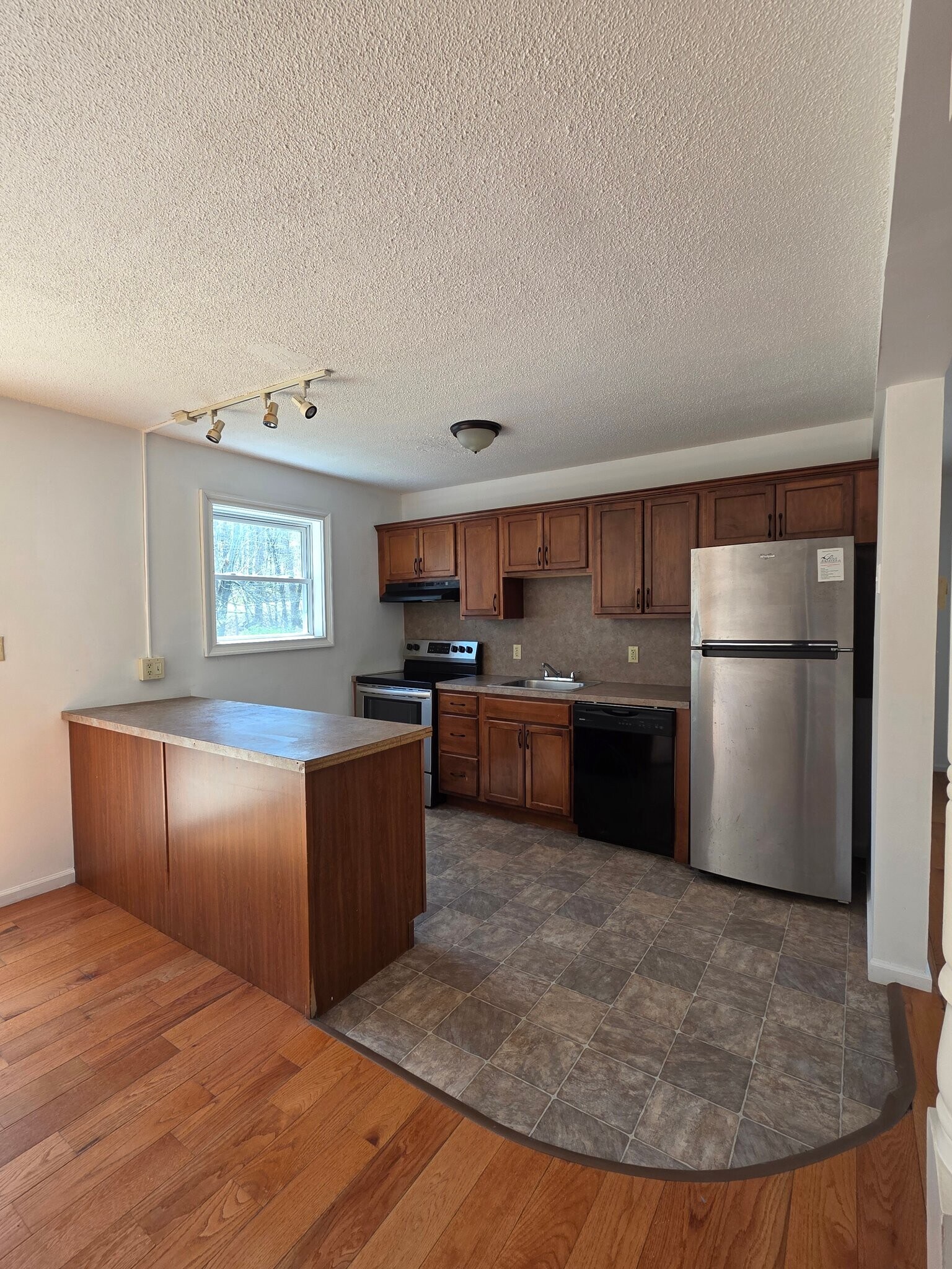 Building Photo - 362 Somerset Dr