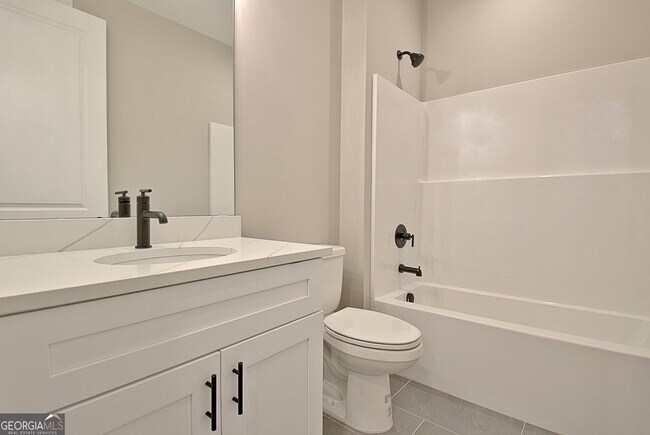 Building Photo - 190 Redhaven Dr