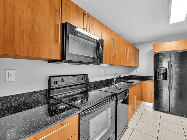 Building Photo - 3001 S Ocean Dr