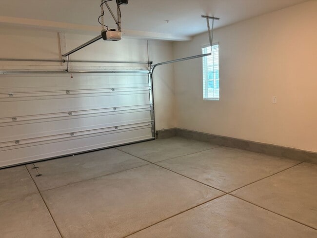 Building Photo - 40100 Campos Elegantes