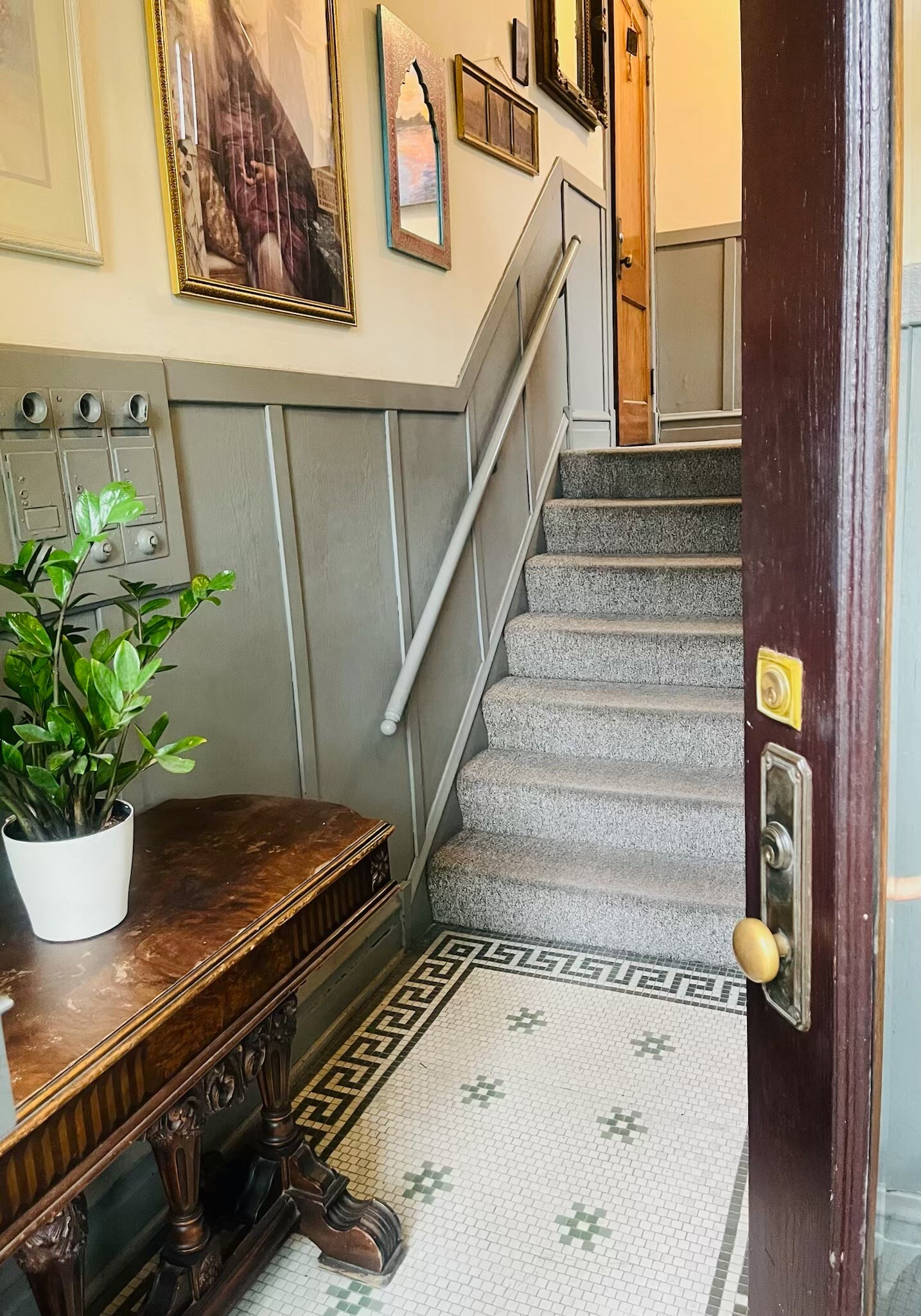 Building foyer - 531 S Lombard Ave