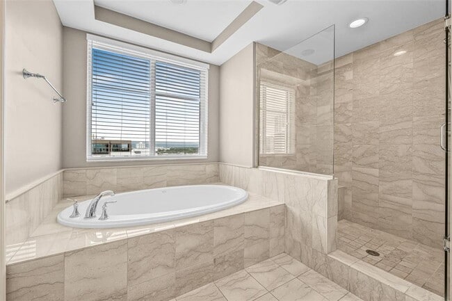 Building Photo - 300 Beach Dr NE