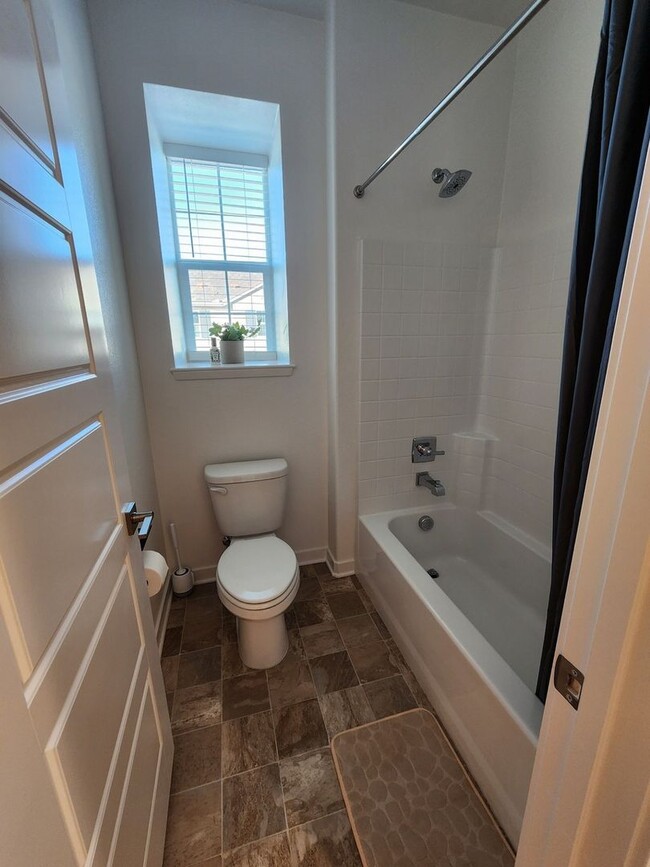 Building Photo - Modern 4BR Townhome in Fontana