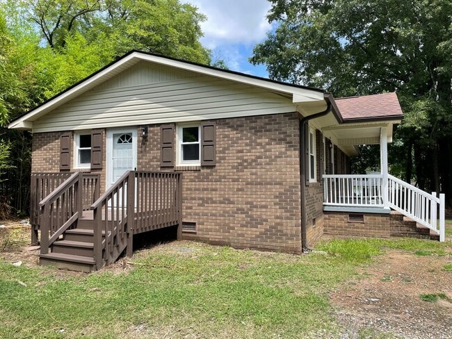Building Photo - NEWLY RENOVATED 3 BED, 2 BATH BRICK HOME L...