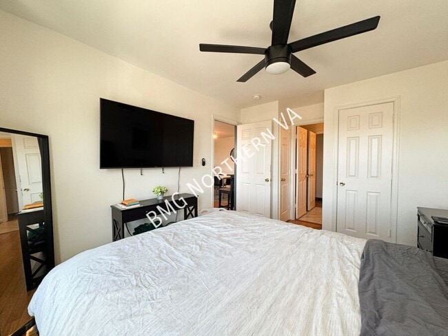 Building Photo - 3217 Wisconsin Ave NW