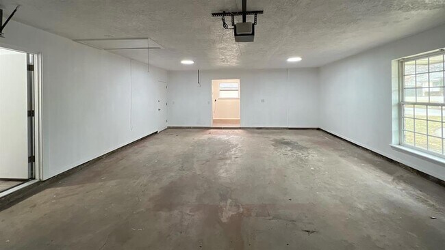 Building Photo - 12510 Maple Ridge Rd