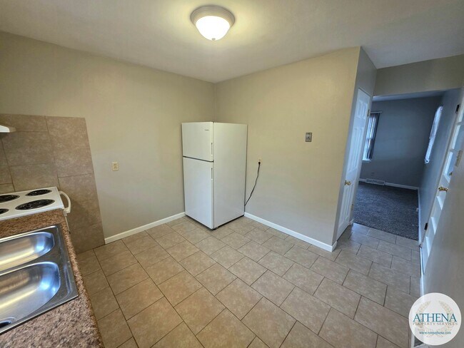 Building Photo - 3 Bedroom / 1 Bath House - SIZABLE YARD & W/D INCLUDED