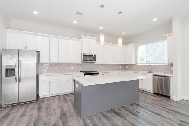 Building Photo - 3344 Pinemont Dr