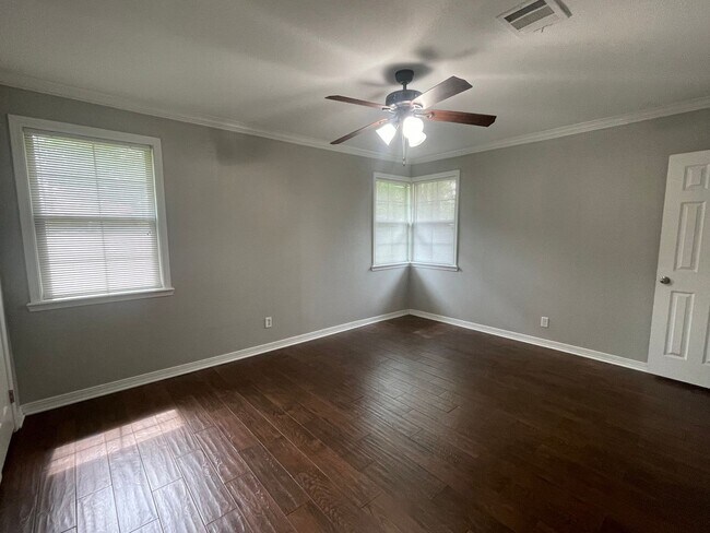 Building Photo - Broadmoor Gem! Come See Today!