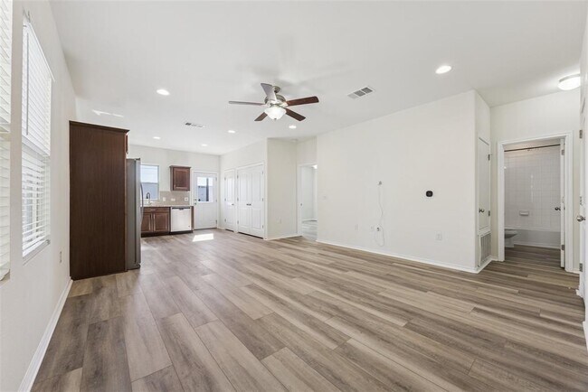 Building Photo - 6401 Graymont Dr