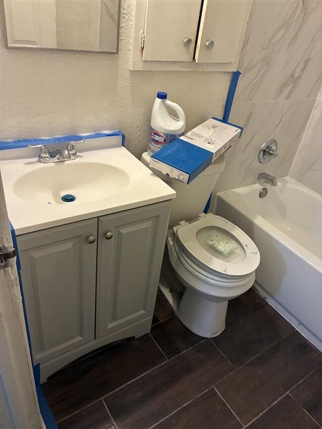 Building Photo - 2/1 Townhouse with covered parking